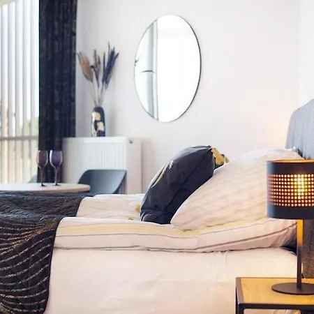 In Near And דירה